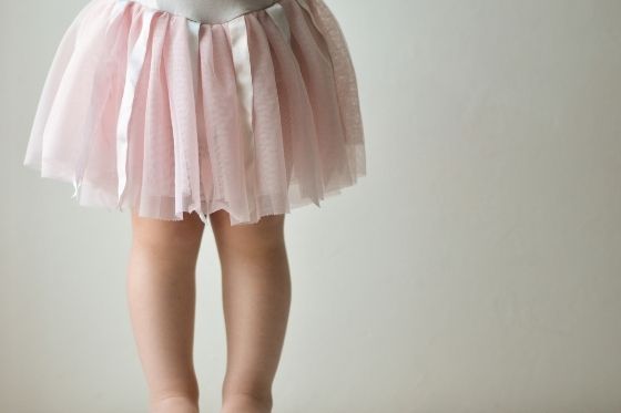 Kleine meisjes in tutu's op een groot podium