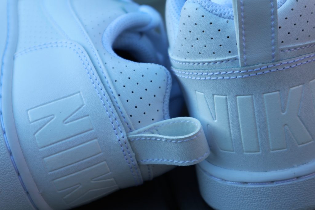 Nike sneakers wit