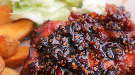 Makkelijk recept voor sticky chicken van kippendijen uit de oven