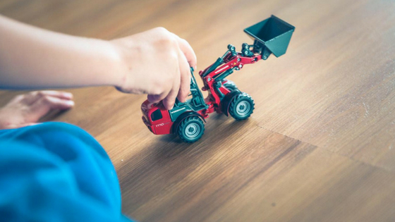 Speelzolder voor je kinderen inrichten, kindje speelt met graafwagen
