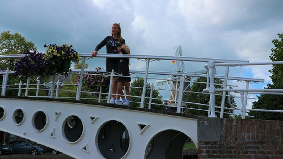 Twinning moeder en dochter in Lucky Leaf sweaterdress (1)