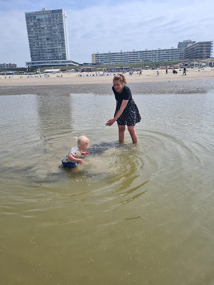 Naar het strand met je kindje Larissa