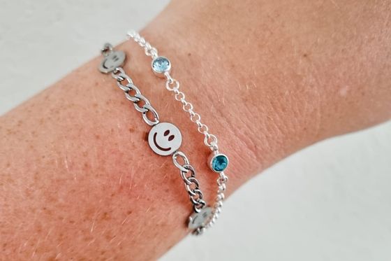 Zilveren armband met geboortesteen en stalen armband met smileys